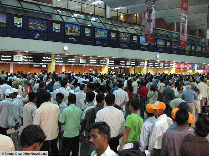United Arab Emirates: Dubai: Dubai airport immigration queue