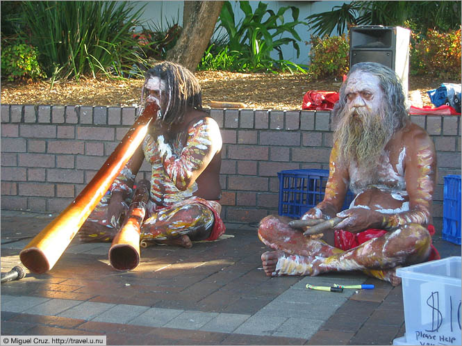 Australia: Sydney: Circular Quay didgeridoo buskers
