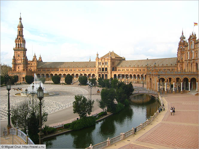 Spain: Seville: Plaza de EspaÃ±a