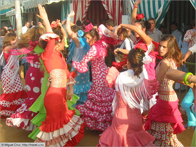 Spain: Seville: FÃ©ria: Dancing in the street