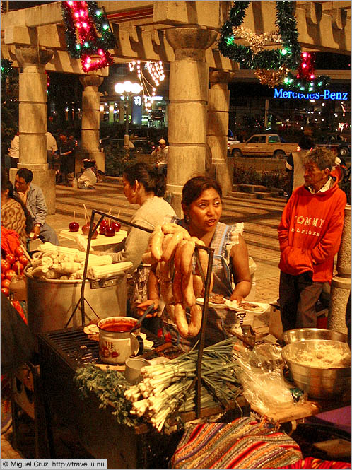 Guatemala: Guatemala City: Christmas market at Plaza Obelisco