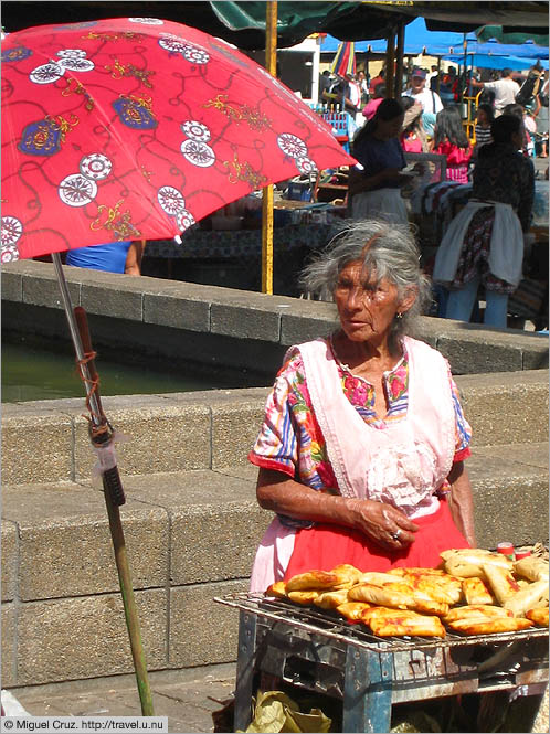 Guatemala: Guatemala City: Tamales on the square