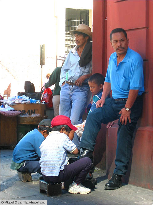 Guatemala: Guatemala City: Shoeshine boys