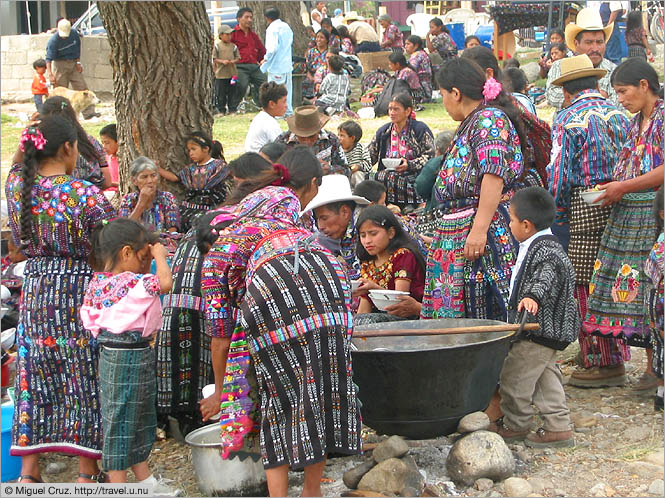 Guatemala: Panajachel: Picnic on the shore of Lake Atitlan