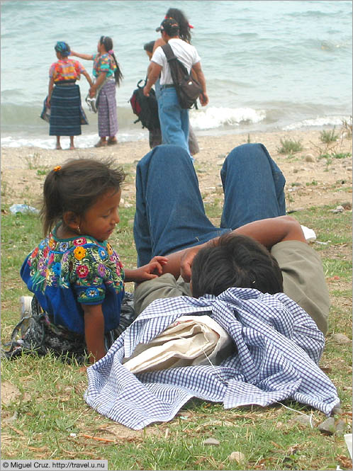 Guatemala: Panajachel: Father and daughter