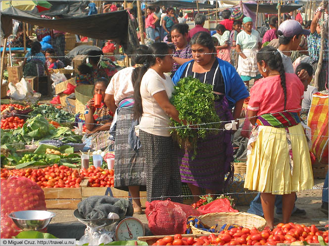 Guatemala: Antigua: Market at 7 a.m.