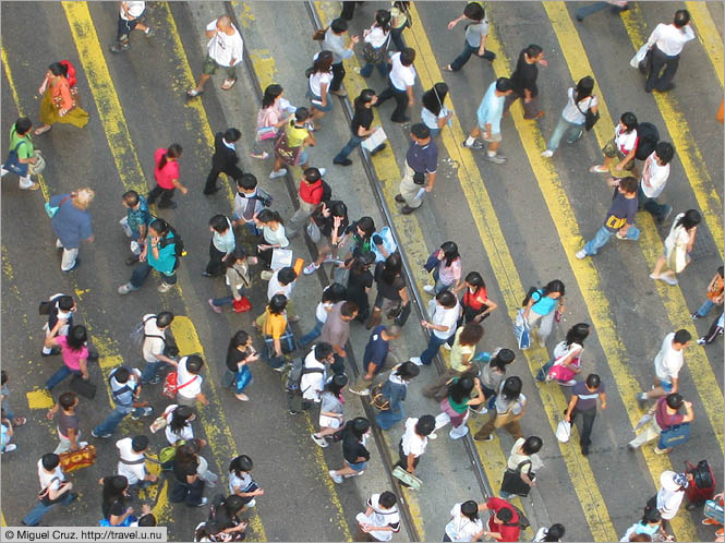 Hong Kong: Hong Kong Island: Crossing the street
