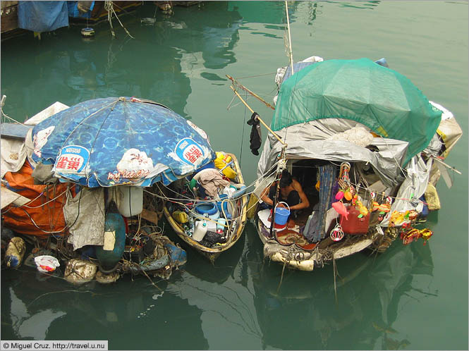 Hong Kong: Hong Kong Island: Cleaning fish in the harbor