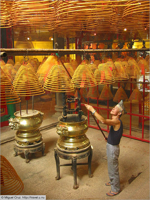 Hong Kong: Hong Kong Island: Incense maintenance