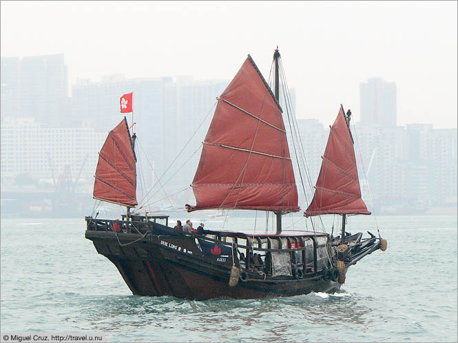 Hong Kong: Hong Kong Island: Junk in the harbor