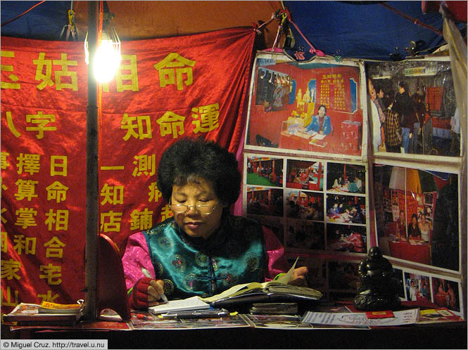 Hong Kong: Kowloon: Fortune teller near Temple Street