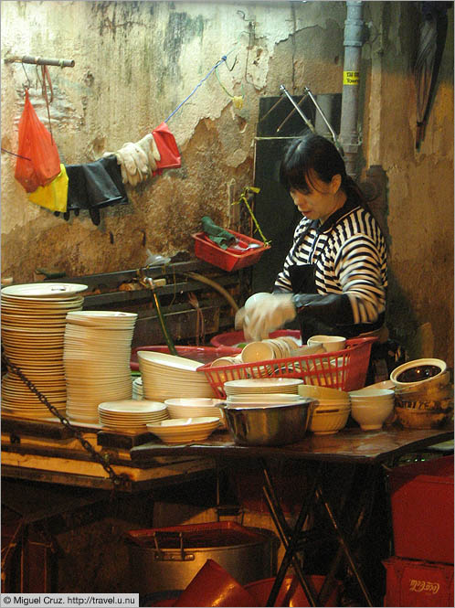 Hong Kong: Kowloon: Highly sanitary alley dishwashing