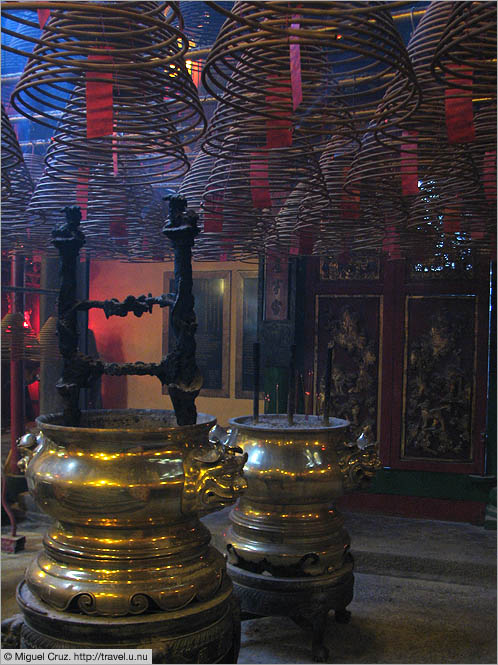 Hong Kong: Hong Kong Island: Serenity of the temple