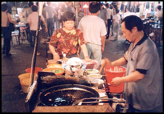 Hong Kong: Kowloon: Al fresco dining on Temple Street