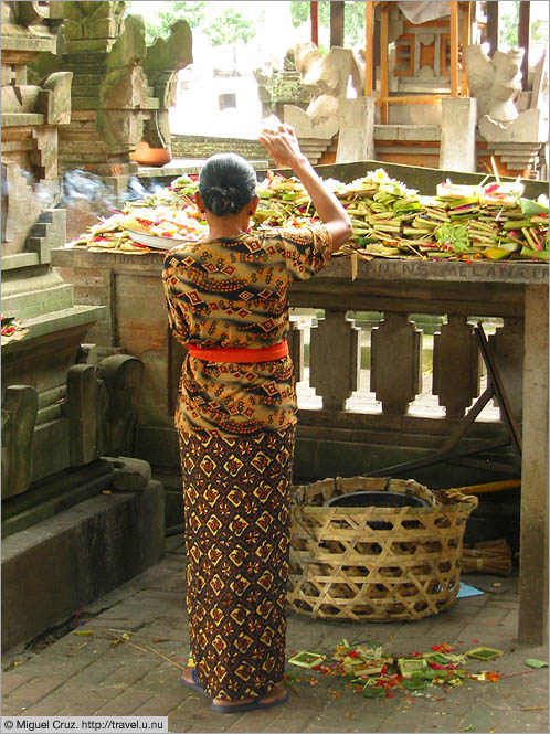 Indonesia: Bali: Offerings piling up