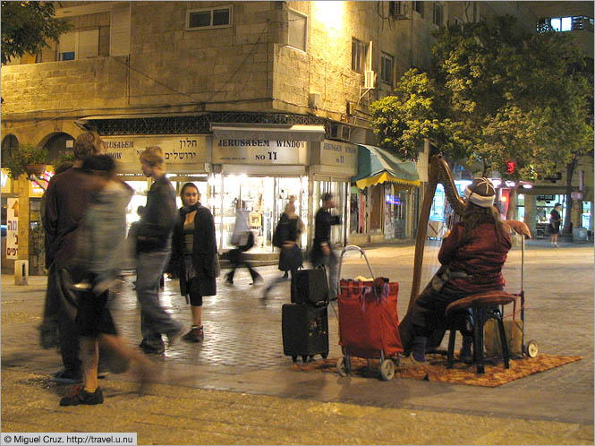 Israel: Jerusalem: Street performer in the new city