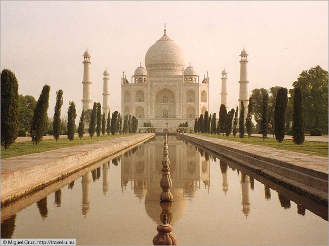 India: Agra: Taj Mahal at dawn