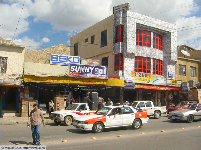 Iraq: Dohuk Province: Busy streets