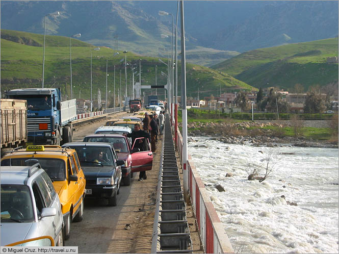 Iraq: Dohuk Province: Backed up at the border