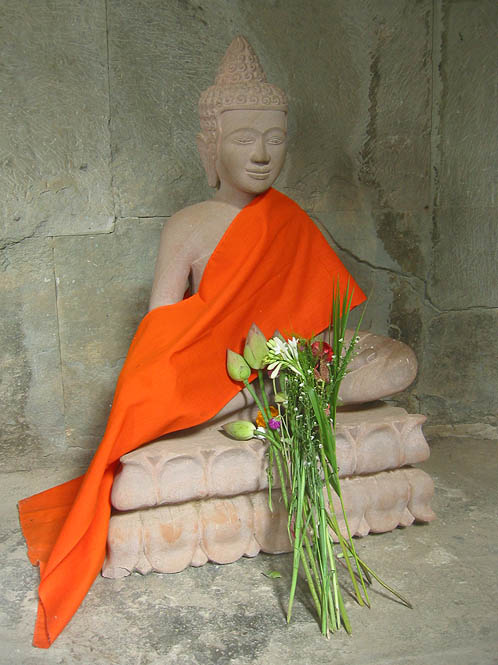 Cambodia: Siem Reap and Angkor Wat: Quiet statue