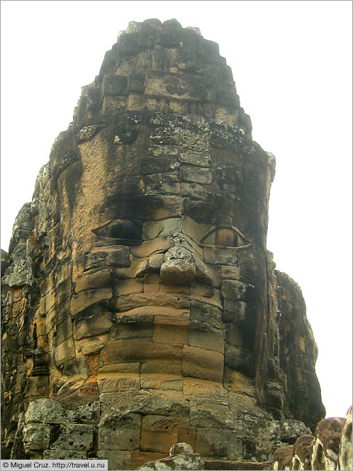 Cambodia: Siem Reap and Angkor Wat: Head guarding Angkor Thom