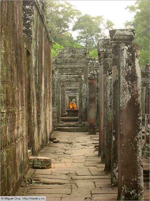 Cambodia: Siem Reap and Angkor Wat: Remains of Bayon temple corridor