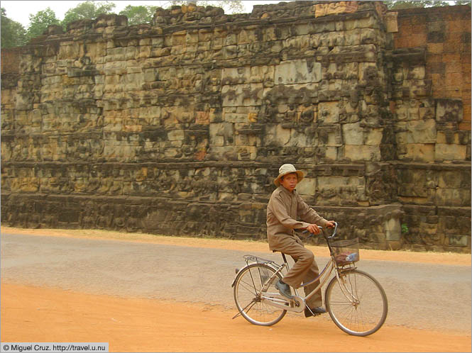 Cambodia: Siem Reap and Angkor Wat: Cycling through Angkor Thom