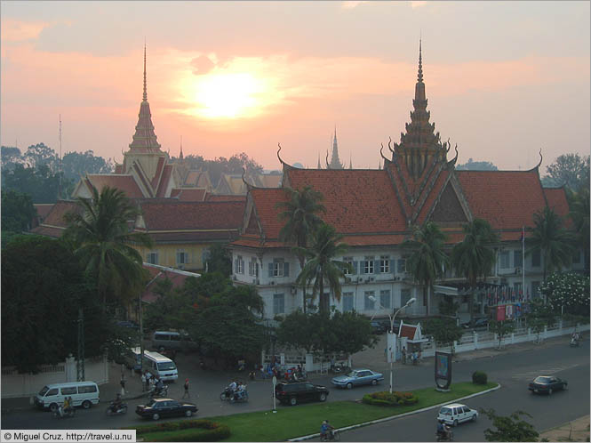 Cambodia: Phnom Penh: Sunset in Phnom Penh