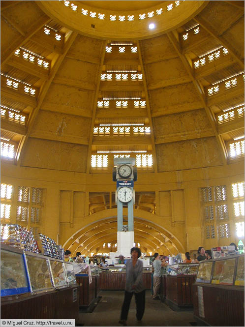 Cambodia: Phnom Penh: Inside the Central Market