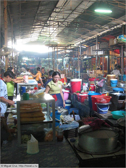Cambodia: Phnom Penh: Dining at the Russian Market