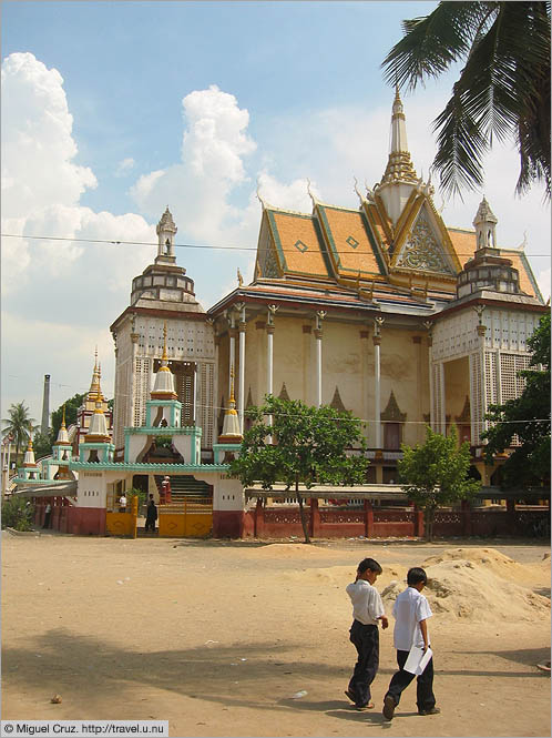 Cambodia: Phnom Penh: Temple on school grounds