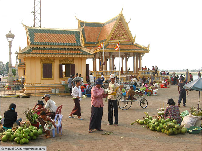 Cambodia: Phnom Penh: Along the river