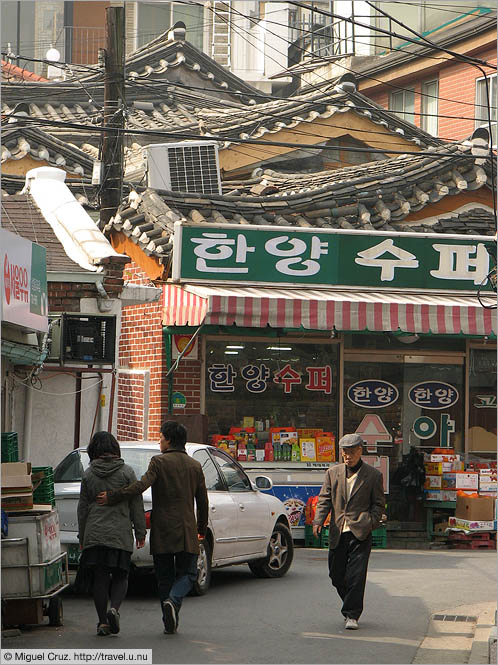 South Korea: Seoul: Shop in Bukchon