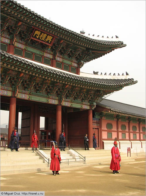 South Korea: Seoul: Outside the palace