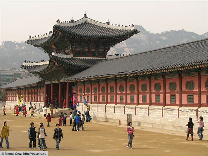 South Korea: Seoul: Tourists at Gyeongbokgung