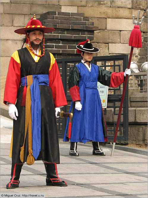 South Korea: Seoul: Colorful guards at Sunglyemun Gate