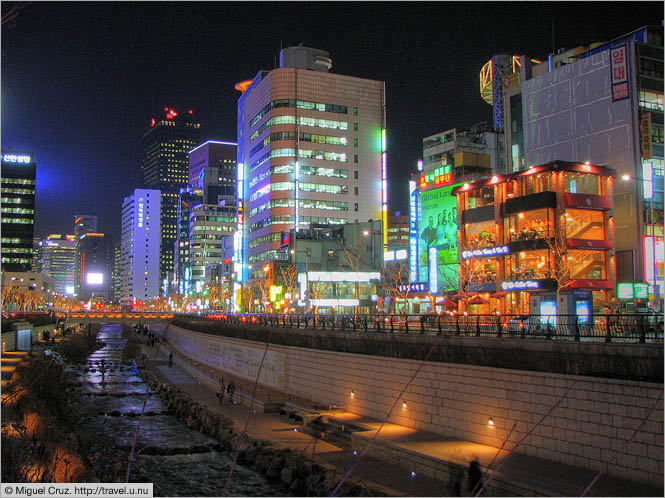 South Korea: Seoul: Cheonggyecheon after dark