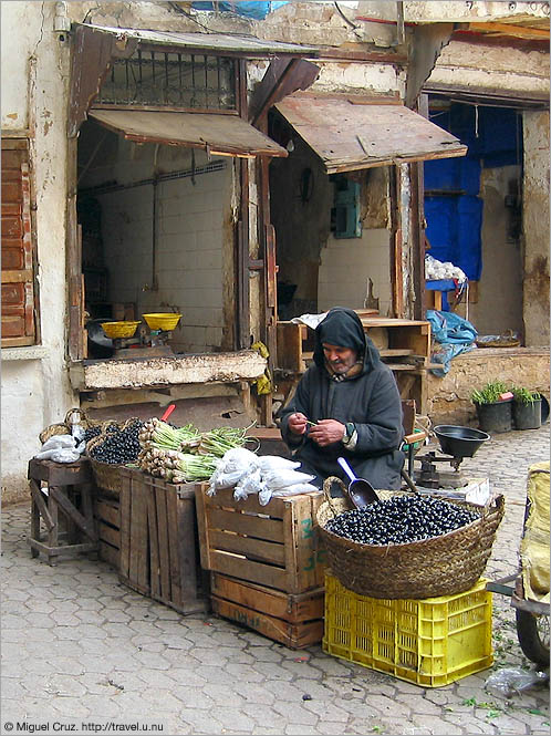 Morocco: Fes: Lone vendor