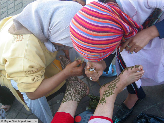 Morocco: Marrakech: Applying henna