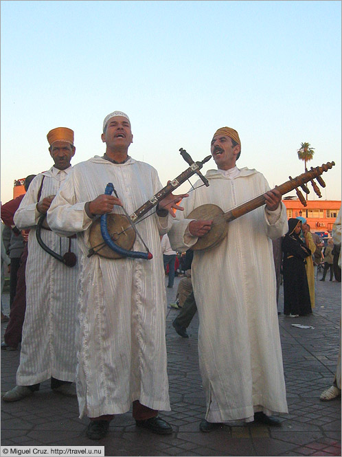 Morocco: Marrakech: Corny musicians