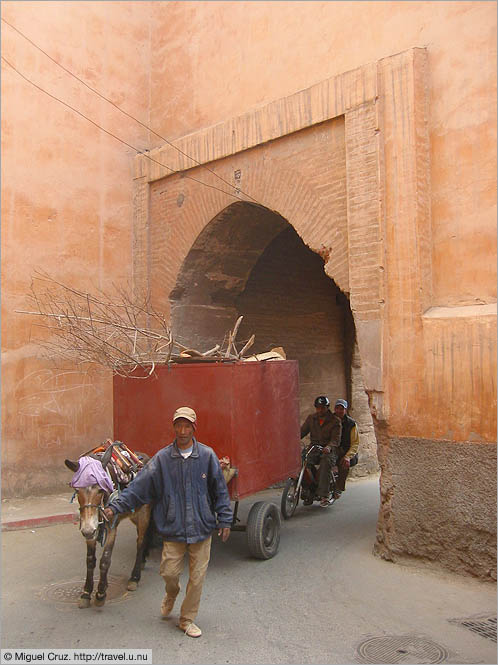 Morocco: Marrakech: Stuck behind a slow load