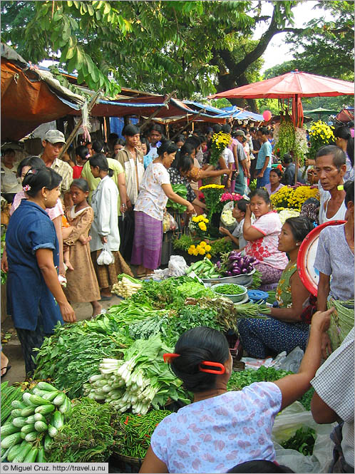 Burma: Myawaddy: Evening vegetable market