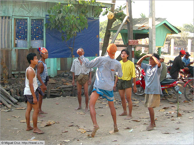 Burma: Myawaddy: Burmese hackysack