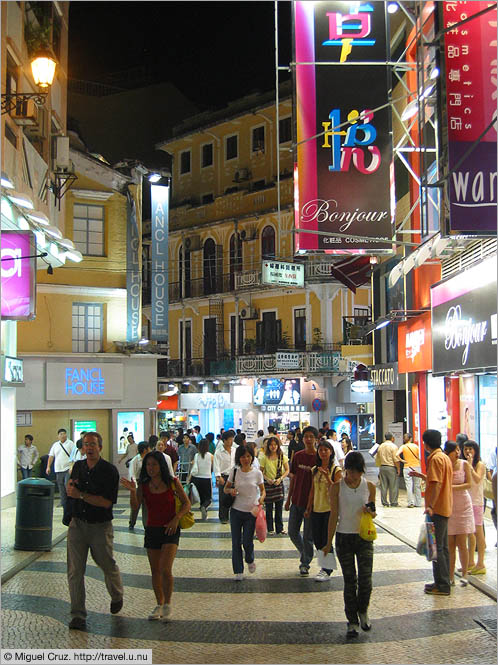 Macau: Upscale shopping on Rua de San Paulo