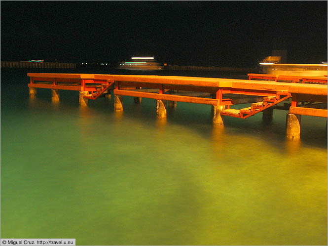 Maldives: Mal&eacute;: Airport curb