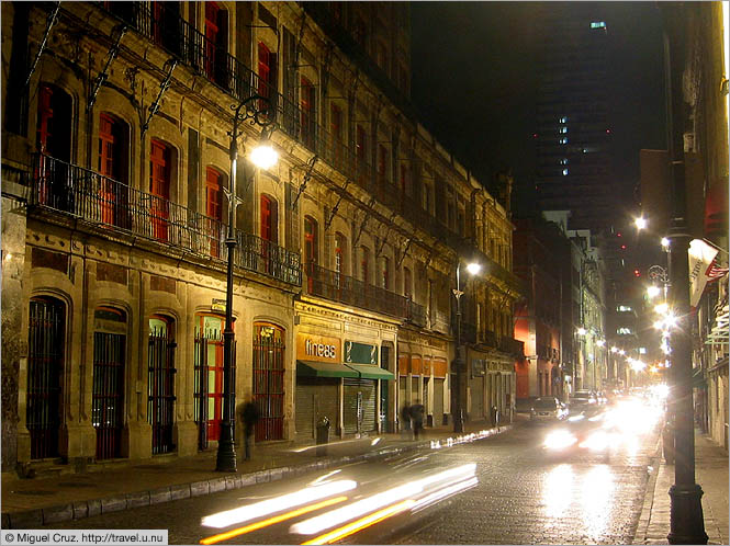 Mexico: Mexico City: Late night traffic