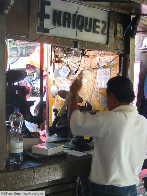 Mexico: Mexico City: Old fashioned hand press