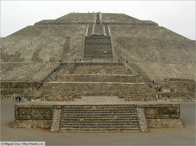 Mexico: Teotihuacan: Long, long climb