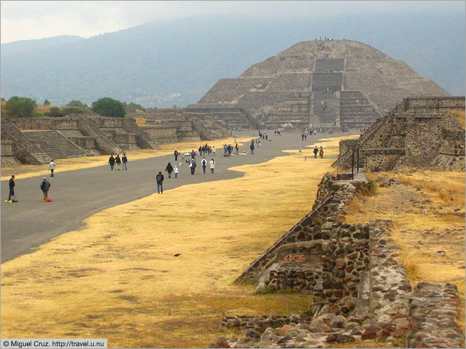 Mexico: Teotihuacan: Looking toward the Moon Pyramid
