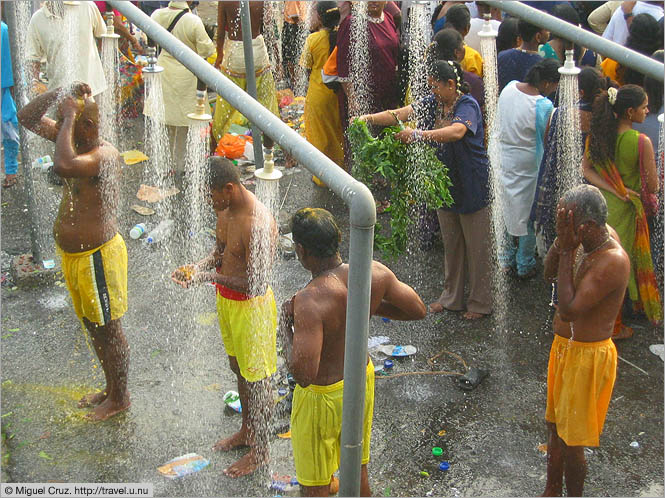 Malaysia: Thaipusam in KL: Modern bathing